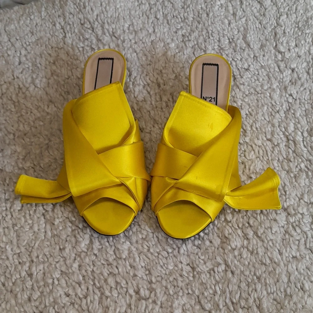 No 21 YELLOW SATIN Kitten Heels Size 7 - Picture 2 of 16